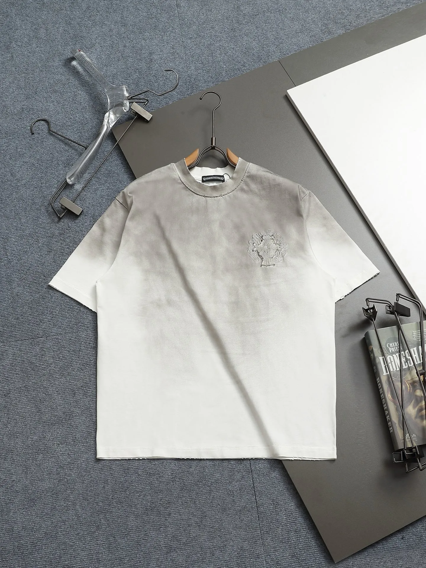 P210 𝗖𝗵𝗿𝗼𝗺𝗲 𝗛𝗲𝗮𝗿𝘁𝘀/Cro Heart 2025 Cross Patch Embroidery Summer New Original Single Counter American Acid Washed Distressed Laser Burnt Patch Embroidery Couple Casual Short Sleeve T-shirt 👑The highest version! Customized fabric 300g double yarn! American acid-washed and distressed original fabric laser burnt ✟appliqué embroidery and exquisite embroidery of letters! The best-selling model at the counter. It is very comfortable to wear. It is low-key yet luxurious. It is very classy when worn. The large size and tailoring are needless to say. The upper body is exquisite and vivid. 👍High-end first-class materials. A truly palace-level product. The cotton from Turkey is of outstanding quality. After heavy washing, the clothes are very soft! Not picky, the upper body is absolutely stylish and extremely luxurious. Auxiliary materials: The original model has been authenticated and labeled ➕100% silk washed with water label. Genuine purchase-grade original hangtag➕matching hanging rope➕3D hanging beads➕original packaging bag. Craftsmanship: The original version has consistent wiring! The highest version of the armhole matching technique! Countless times of pattern making to 100% restore the original appearance! The correct version is the same for men and women, super eye-catching, super good-looking, and super atmospheric! Color: White Black Size: S-XL